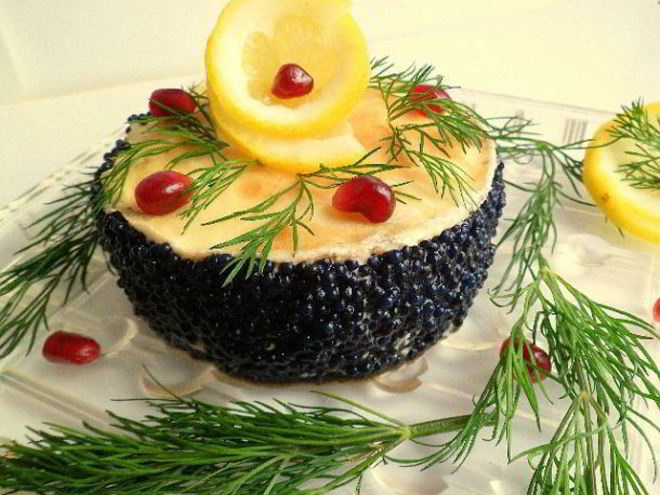 Рецепт мини-тортиков из лимонных блинов, зернистого творога и черной икры