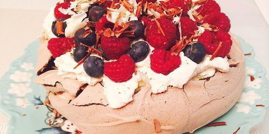 Шоколадный торт Павлова с ягодами