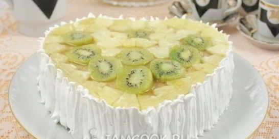 Торт бисквитный с фруктами, желе и йогуртом