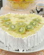 Торт бисквитный с фруктами, желе и йогуртом