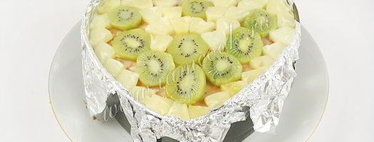 торт бисквитный с фруктами, желе и йогуртом. Шаг 17