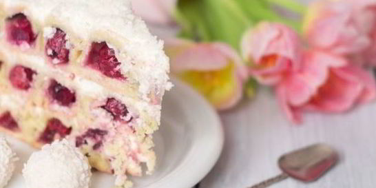 Торт вишня в снегу