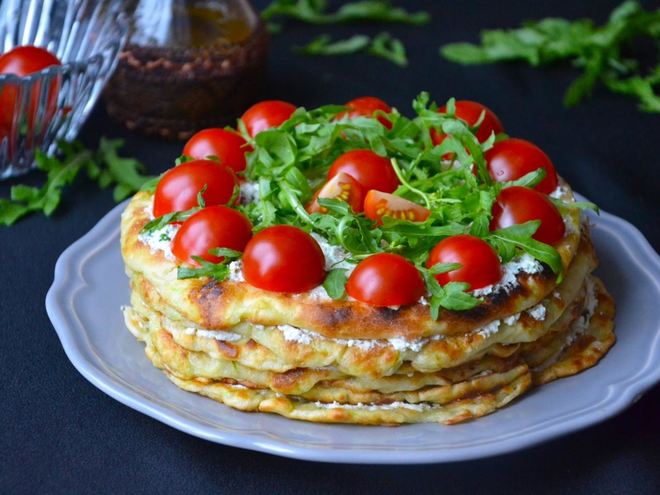 Рецепт закусочного кабачкового торта с творогом