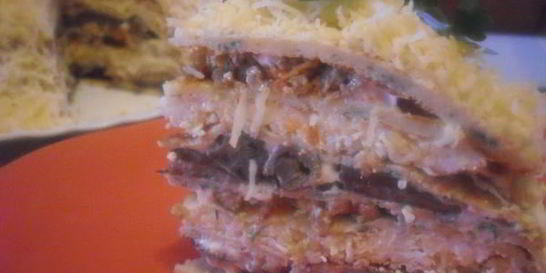 Закусочный торт из блинов с мясом и грибами