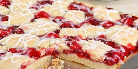 Выпечка с вишней