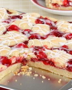 Выпечка с вишней