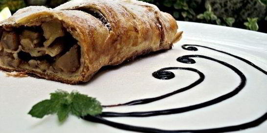 Яблочный рулет