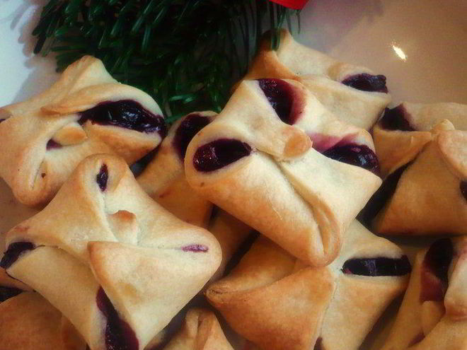 Рецепт ягодных конвертиков из особого слоеного теста