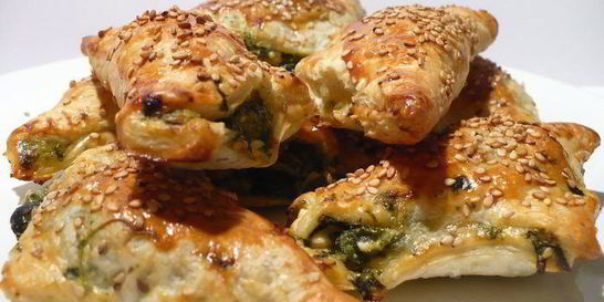 Закусочные слойки с фетой и шпинатом