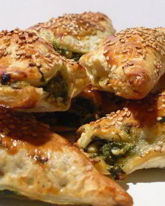 Закусочные слойки с фетой и шпинатом