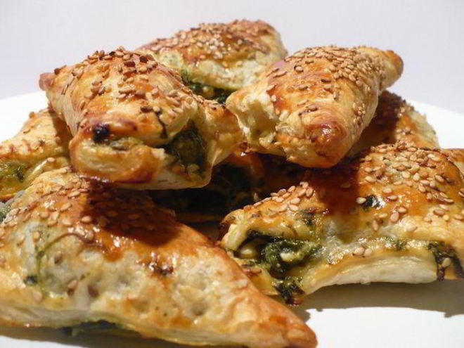 Рецепт закусочных слоек с фетой и шпинатом