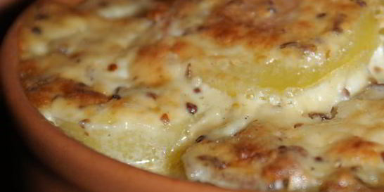 Картофельная запеканка с яблоками и беконом