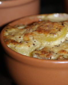 Картофельная запеканка с яблоками и беконом