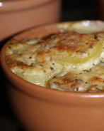 Картофельная запеканка с яблоками и беконом