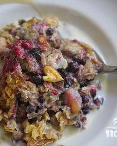 Овсяная запеканка с ягодами и орехами