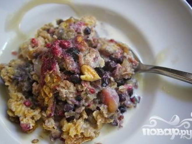 Рецепт овсяной запеканки с ягодами и орехами