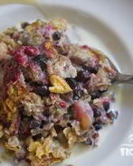 Овсяная запеканка с ягодами и орехами