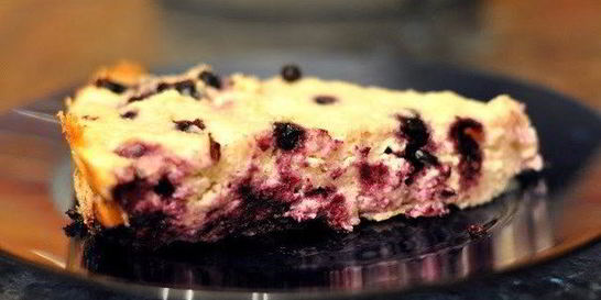 Творожная запеканка с черникой и йогуртом