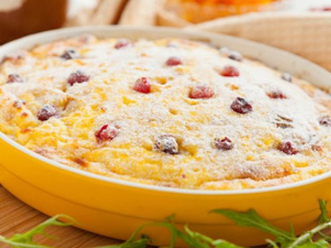 Рецепт творожной запеканки с клюквой и изюмом