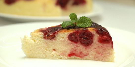 Творожная запеканка с вишней в мультиварке