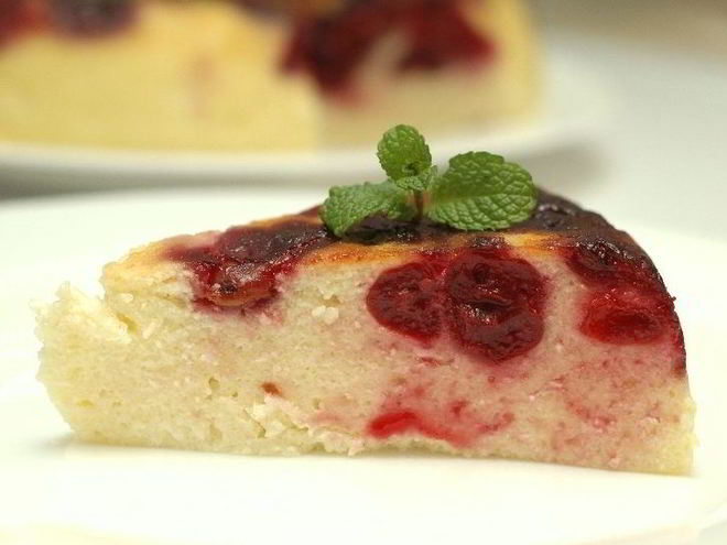 Рецепт творожной запеканки с вишней в мультиварке