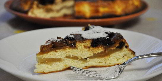 Творожная запеканка с яблочной прослойкой и черносливом