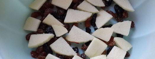 творожная запеканка с яблочной прослойкой и черносливом. Шаг 3