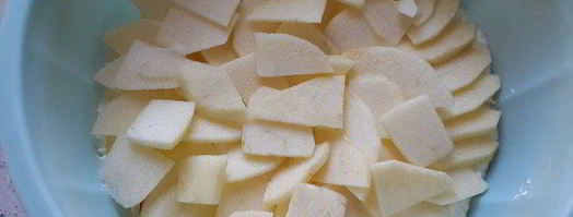 творожная запеканка с яблочной прослойкой и черносливом. Шаг 5