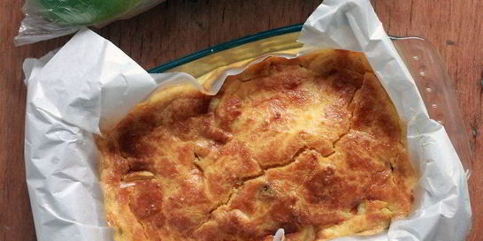 Творожная запеканка с яблоком и корицей