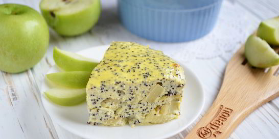 Творожная запеканка с яблоком и маком