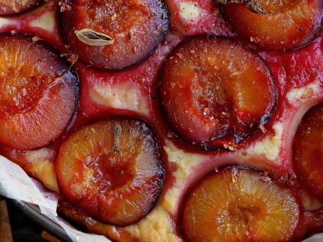 Рецепт творожного пирога — запеканки с сочными сливами