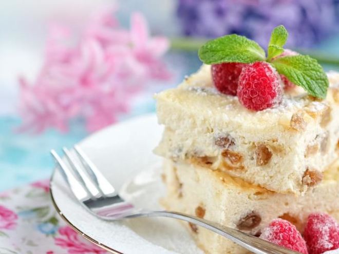 Рецепт воздушной творожной запеканки с изюмом