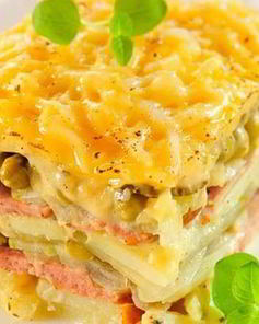 Запеканка из картофеля с колбасой и зеленым горошком