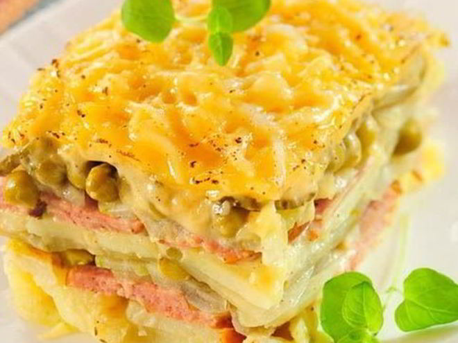 Рецепт запеканки из картофеля с колбасой и зеленым горошком