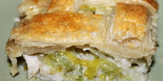 Запеканка из курицы под слоеным тестом