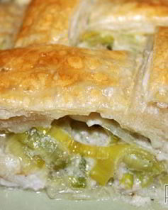 Запеканка из курицы под слоеным тестом