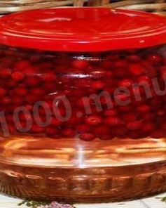 Брусника на воде с сахаром