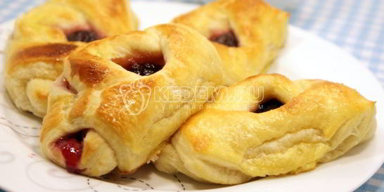 Расстегаи с черничным джемом