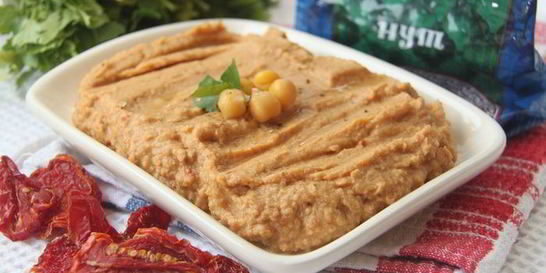 Хумус с вялеными помидорами