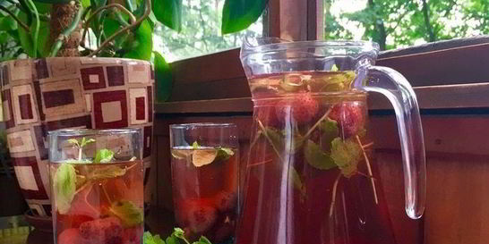 Клубничный компот с мятой