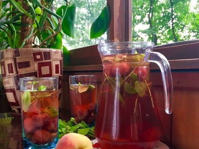 Рецепт клубничного компота с мятой