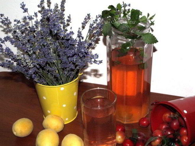 Рецепт компота из алычи с мелиссой