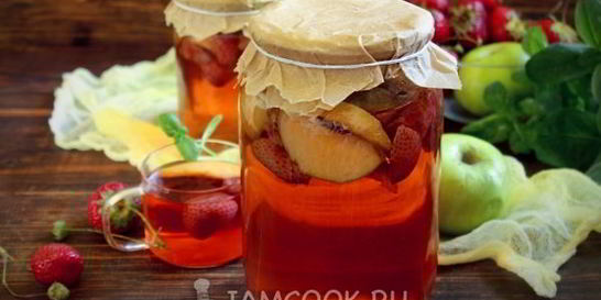 Компот из клубники и яблок