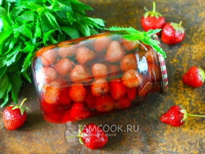 Рецепт компота из клубники с мятой на зиму