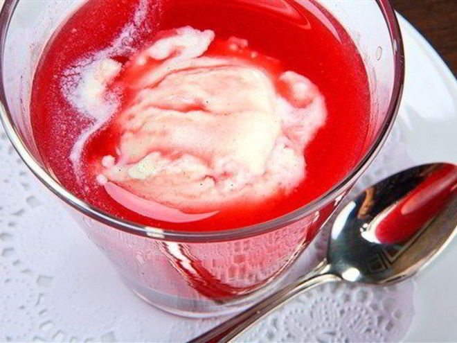 Рецепт компота из слив, малины и красного вина с ванильными взбитыми сливками