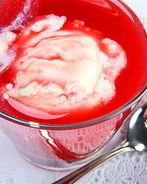 Компот из слив, малины и красного вина с ванильными взбитыми сливками