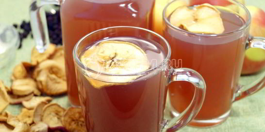 Компот из сушеных яблок с ягодами