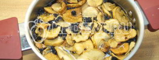 компот из сушеных яблок с ягодами. Шаг 3