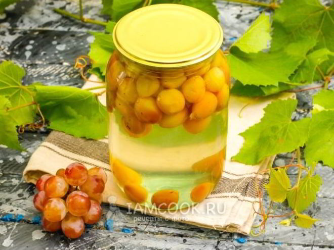 Рецепт компота из винограда с косточками на зиму