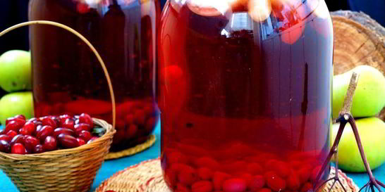 Компот из яблок, кизила и бузины